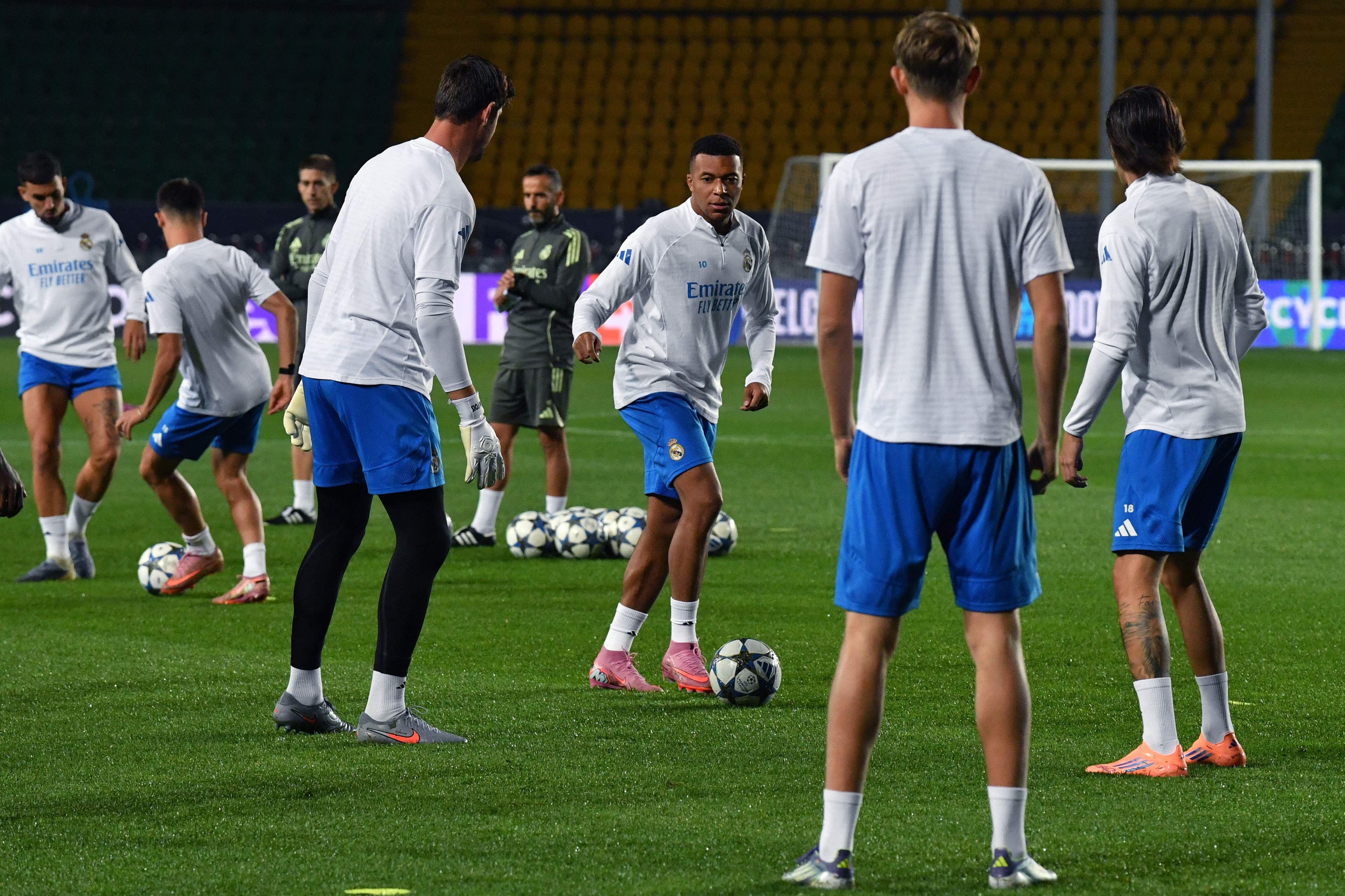 九游体育官网下载-包含赛前体能课后，瓦伦西亚外线爆发备战葡超，压力陡增，身体对抗强度拉满的词条