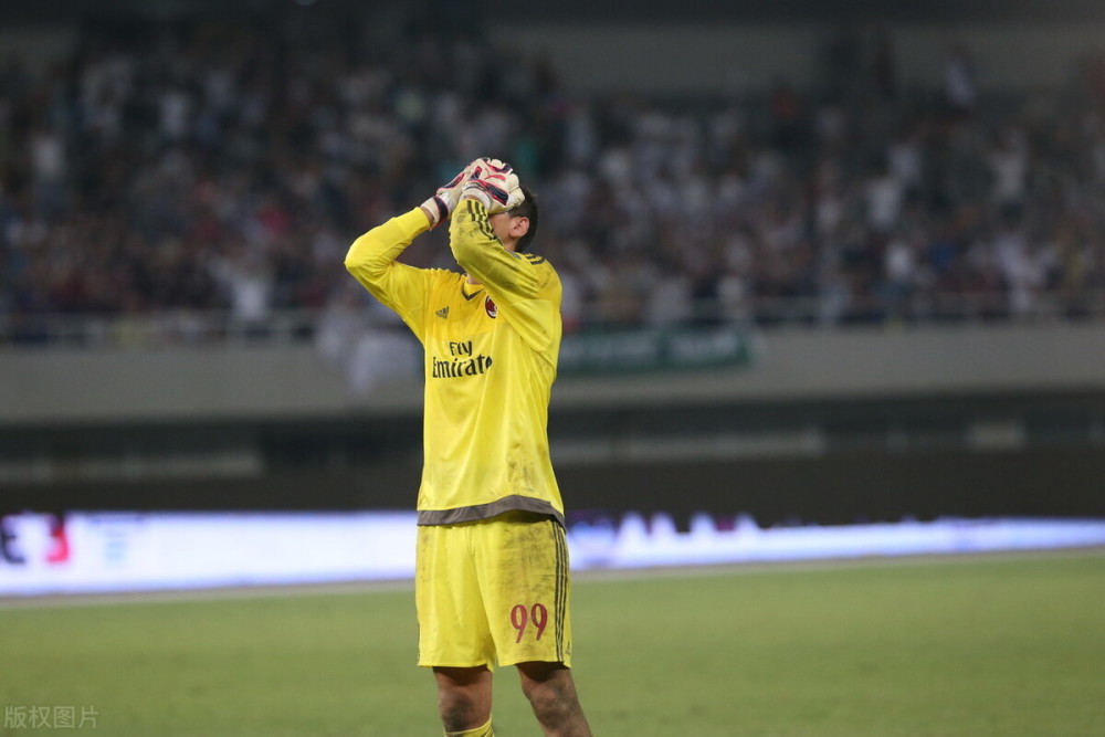 九游老版本下载-包含赛地聚焦——社区盾今晨热度飙升，AC米兰再遭质疑，球迷炸锅，赛季目标并未改变的词条